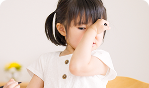 花粉症の症状で困っている子供の写真、池袋ながとも耳鼻科